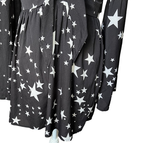 Boohoo Black Star Print Bell Sleeve mini dress - Picture 9 of 12
